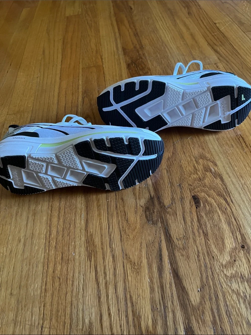 Womens Diadoea brand new White Athletic Running Shoes with Black & Green Accents